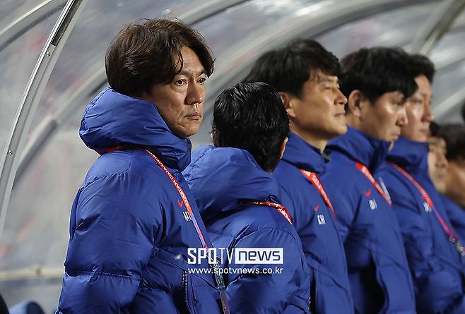 ▲ 안방 ‘종이 호랑이’일까. 대한민국 축구대표팀이 홈에서 두 경기 연속 무승부를 했다. 조기에 월드컵 본선행을 확정할 수 있는 기회를 안방에서 날렸다.&nbsp;한국은 3월 치른 2026 국제축구연맹(FIFA) 북중미 월드컵 아시아 지역 3차 예선 B조 7, 8차전에서 오만, 요르단과 모두 1-1로 비겼다.&nbsp; ⓒ곽혜미 기자