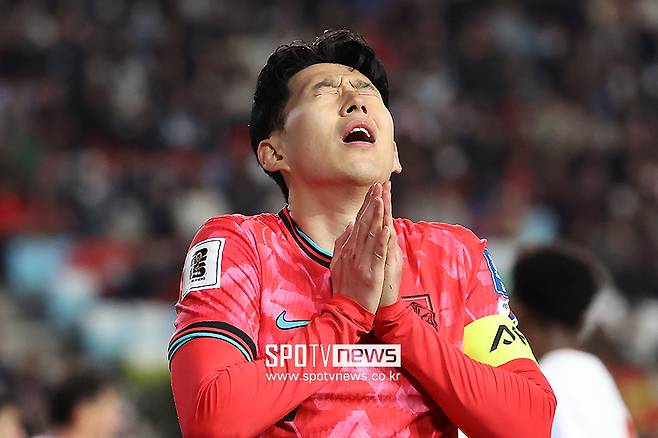 ▲ 홍명보 감독이 이끄는 대표팀은 최근 3경기 연속 무승부라는 부진한 흐름을 벗어나지 못하고 있다. 3차 예선 홈 4경기에서 승점 6점(1승 3무)밖에 챙기지 못한 건 분명 뼈아픈 성적이다.홍명보 감독은 어떻게 생각하고 있을까. 경기 이후 인터뷰에서 "오늘도 무승부로 끝났다. 최근 3경기가 모두 무승부로 이어지고 있는데, 모든 것은 내 책임이다"라고 고개를 숙였다.&nbsp; ⓒ곽혜미 기자