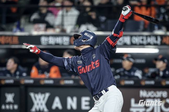 롯데 윤동희가 2일 대전 한화전에서 2회초 우월 솔로포를 터트리고 있다. /사진=롯데 자이언츠 제공