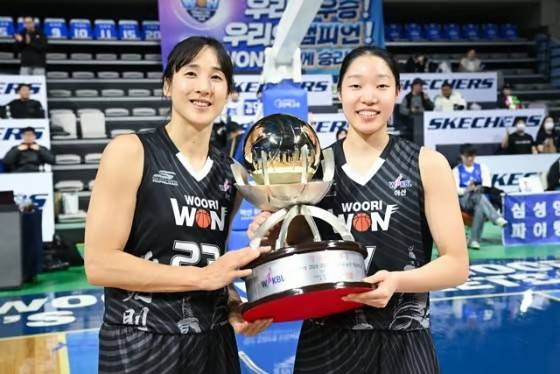 우리은행 김단비(왼쪽)와 이민지. /사진=한국여자농구연맹(WKBL)