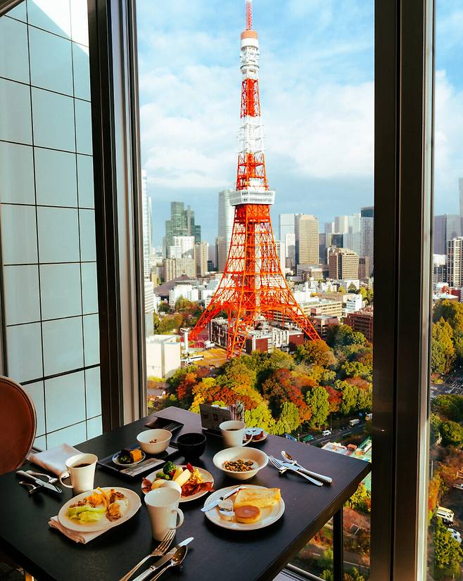 33층의 조식당에서도 어김없이 보이는 웅장한 도쿄 타워