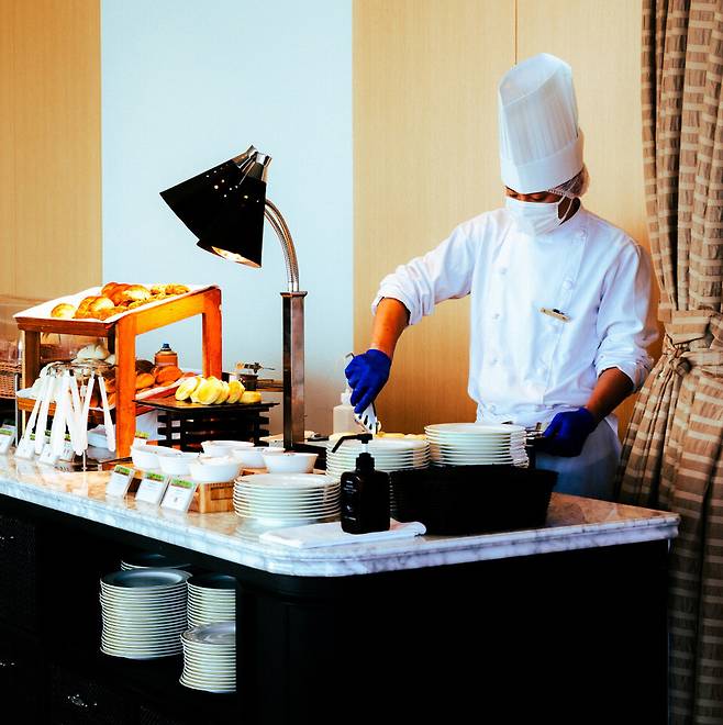 정갈하고 깔끔한 식사를 제공하는 조식당. 근데 멋진 전망 때문에 접시보다 창밖에 눈을 두고 식사하게 된다&nbsp;