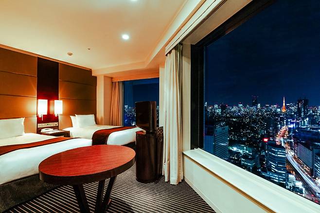 코너 트윈룸에서 감상하는 야경. 저 멀리 도쿄 타워가 작게 빛난다