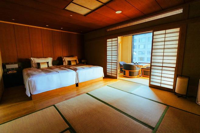 따뜻한 오후의 햇살이 들어오는 재패니스 가든 스위트룸