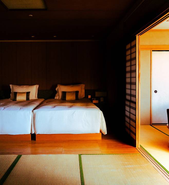 재패니스 가든 스위트룸의 객실 및 욕실 풍경