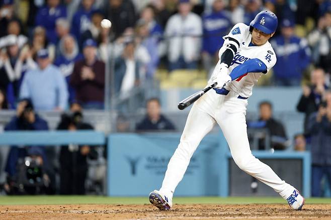3일 미국 캘리포니아주 로스앤젤레스의 다저스타디움에서 열린 2025 미국프로야구 메이저리그 애틀랜타 브레이브스와 LA 다저스의 경기, 다저스가 오타니 쇼헤이의 끝내기 홈런에 힘입어 6:5 승리를 거두고 개막 8연승을 질주했다. 9회말 1사 오타니가 끝내기 홈런을 날리고 있다. AFP 연합뉴스