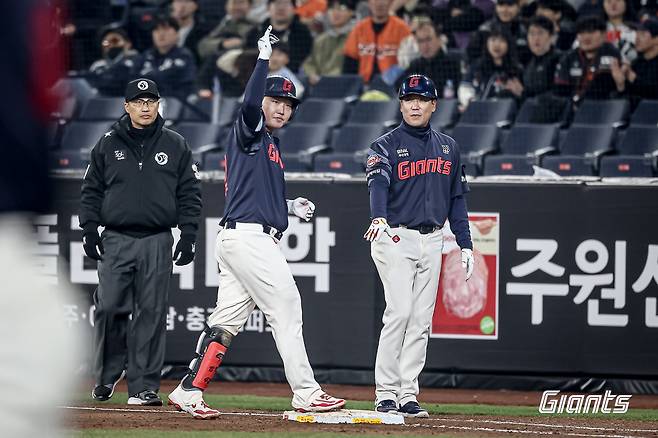 롯데 자이언츠 포수 정보근이 3일 대전 한화생명 볼파크에서 열린 2025 신한 SOL Bank KBO리그 한화 이글스와의 팀 간 2차전에서 5회초 1타점 적시타를 기록했다. 사진 롯데 자이언츠