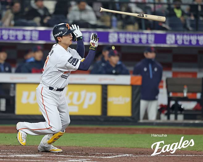 한화 이글스 외야수 이진영이 3일 대전 한화생명 볼파크에서 열린 2025 신한 SOL Bank KBO리그 롯데 자이언츠와의 팀 간 2차전에서 6회말 대타로 나와 1타점 2루타를 쳐냈다. 사진 한화 이글스