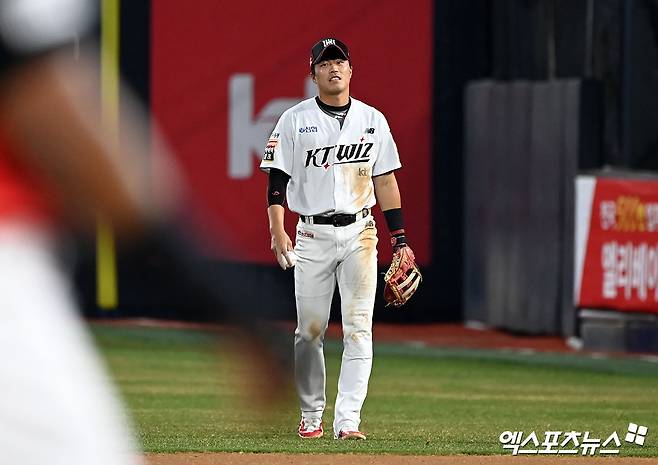 KT 내야수 천성호는 3일 수원 KT위즈파크에서 열린 '2025 신한 SOL Bank KBO 리그' LG와 시즌 두 번째 맞대결에서 6번타자 2루수로 선발 출전했다. 2회초 포구 실책을 저지르며 실점의 빌미를 제공했다. 엑스포츠뉴스 DB