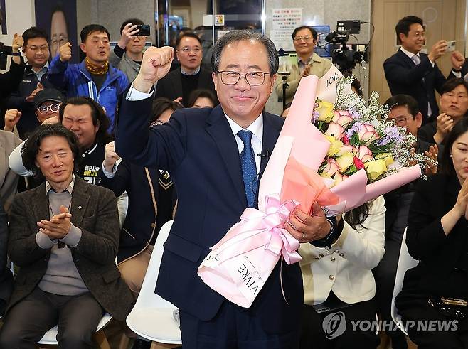 진보진영 김석준 부산시교육감 당선 확정 (부산=연합뉴스) 손형주 기자 = 김석준 부산시교육감 후보가 2일 오후 부산 부산진구 선거사무소에서 당선이 유력하자 꽃다발을 들고 환호하고 있다. 2025.4.2 handbrother@yna.co.kr
