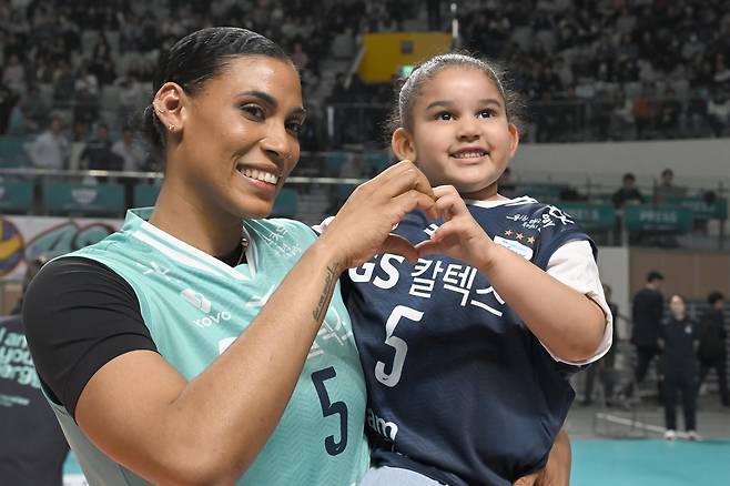GS칼텍스의 외국인 선수 실바(왼쪽)와 딸 시아나  [한국배구연맹 제공. 재판매 및 DB 금지]