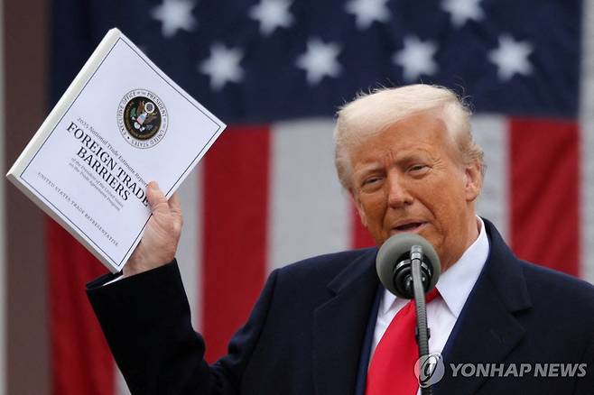 국가별 무역장벽 보고서 손에 든 트럼프 [워싱턴 로이터=연합뉴스. 재판매 및 DB 금지]