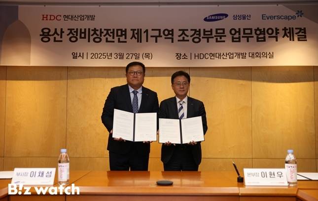 왼쪽부터 삼성물산 리조트부문 이채성 부사장, HDC현대산업개발 이현우 본부장/사진=HDC현대산업개발