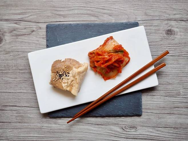 발효 식품인 김치와 아연과 단백질이 풍부한 육류는 면역력을 강화하는 데 도움이 된다. [사진=클립아트코리아]