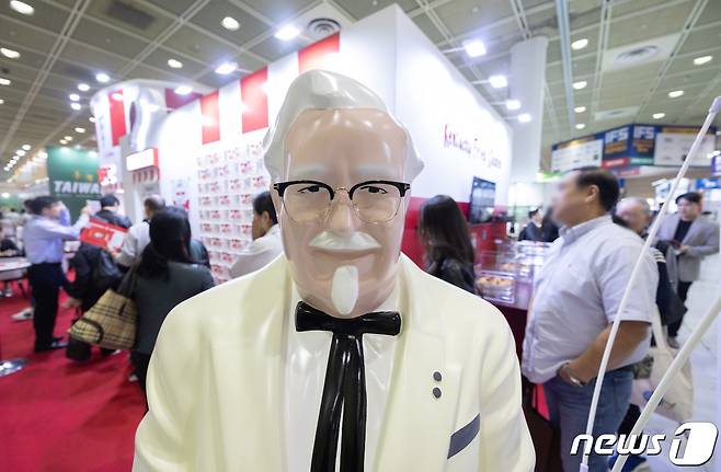 서울 강남구 코엑스에서 열린 IFS 프랜차이즈 창업박람회를 찾은 시민들이 시식을 하기 위해 KFC 부스 앞에서 줄을 서 있다. 2023.10.5/뉴스1 ⓒ News1 이재명 기자
