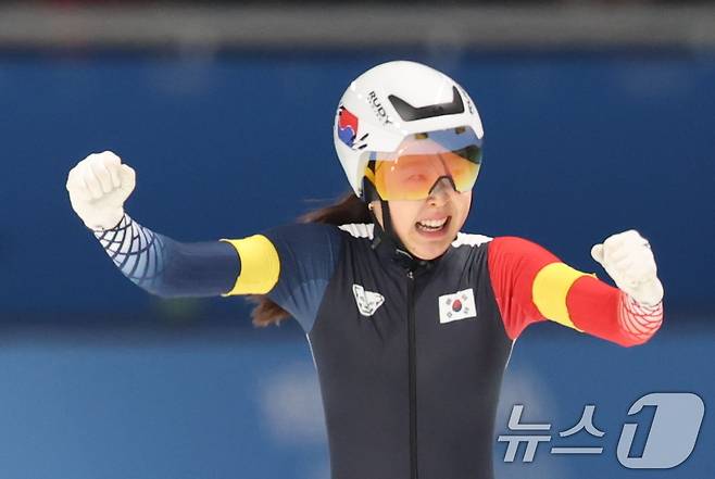 9일(현지시간) 중국 헤이룽장성 하얼빈 스피드 스케이트 오벌에서 열린 하얼빈 동계아시안게임 스피드 스케이팅 여자 팀스프린트에서 마지막 주자로 나선 김민선이 결승선을 통과하며 기뻐하고 있다. 2025.2.9/뉴스1 ⓒ News1 이승배 기자