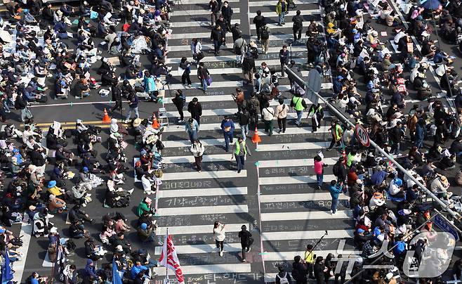 윤석열 대통령 탄핵심판 선고일인 4일 오전 서울 종로구 안국역 인근에서 열린 탄핵 촉구 집회 참가자들이 선고를 기다리고 있다. 이날 헌법재판소는 재판관 전원 일치 의견으로 윤 대통령 파면을 결정했다. 2025.4.4/뉴스1 ⓒ News1 김명섭 기자