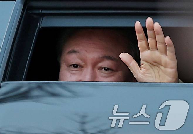 윤석열 대통령이 4일 헌법재판소가 대통령 탄핵을 인용하면서 파면됐다. 사진은 윤 전 대통령이 지난 3월 8일 서울 용산 대통령 관저 앞에서 석방 후 지지자들에게 인사하는 모습. (뉴스1 DB) 2025.4.4/뉴스1