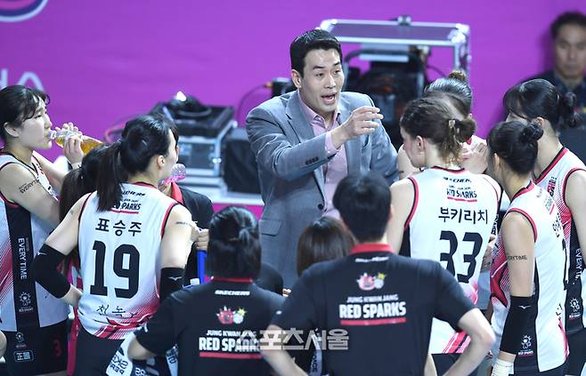 정관장 고희진 감독이 2일 인천 삼산월드체육관에서 열린 2024~2025 V-리그 여자부 챔피언 결정전 2차전 흥국생명과 경기에서 작전지시를 하고 있다.  2025. 4. 2. 삼산 | 최승섭기자 thunder@sportsseoul.com