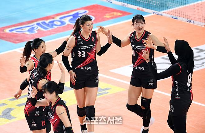 정관장 선수들이 4일 대전 충무체육관에서 열린 2024-2025 V리그 여자부 흥국생명과의 챔피언결정전 3차전에서 득점을 한 뒤 하이파이브를 나누고 있다. 2025. 4. 4.  대전 | 박진업 기자 upandup@sportsseoul.com