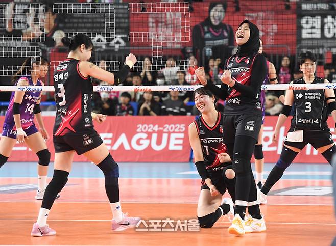 정관장 선수들이 4일 대전 충무체육관에서 열린 2024-2025 V리그 여자부 흥국생명과의 챔피언결정전 3차전 5세트 초반 3연속 득점을 한 뒤 기뻐하고 있다. 2025. 4. 4.  대전 | 박진업 기자 upandup@sportsseoul.com