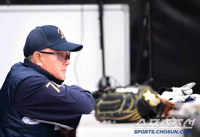 2일 대전 한화생명 볼파크에서 열리는 KBO리그 한화와 롯데의 경기. 선수들 훈련 지켜보고 있는 한화 김경문 감독. 대전=송정헌 기자songs@sportschosun.com/2025.04.02/