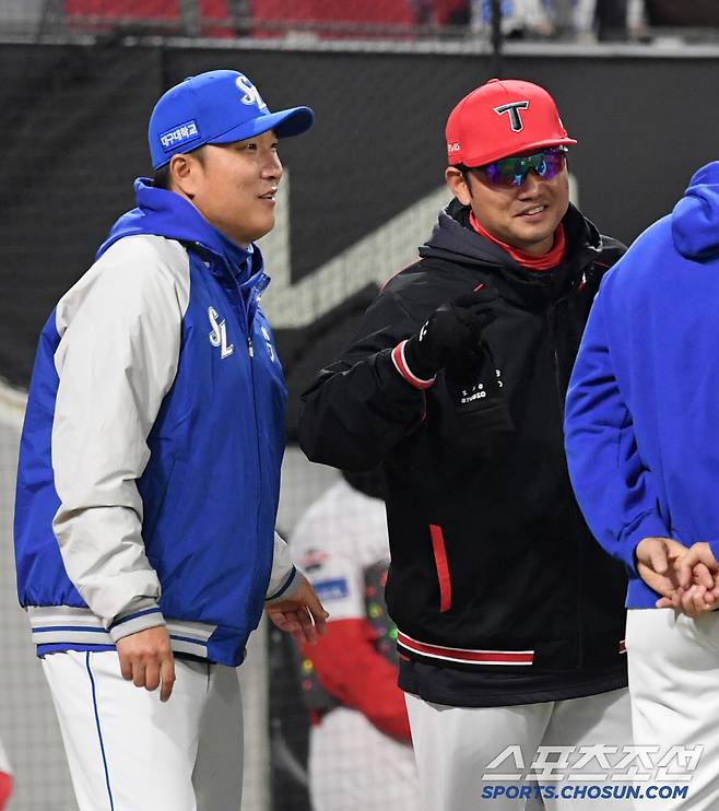 아파하는 강민호에게는 미안하지만 그 모습이 너무 웃긴 이진영, 손승락 코치.