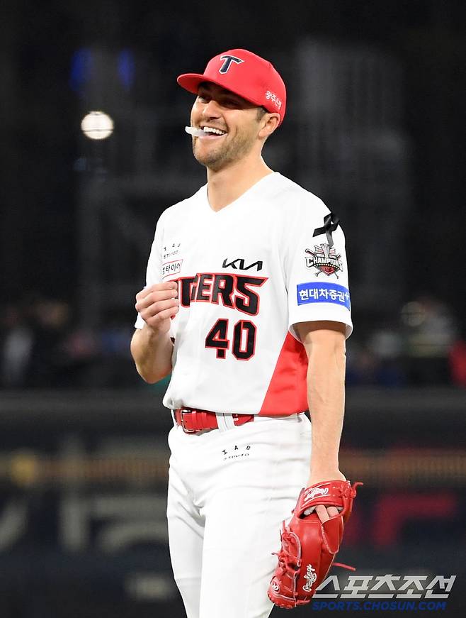 미안해하던 네일은 아픔을 웃음으로 승화시킨 강민호 덕분에 활짝 웃었다.