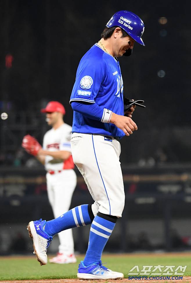 통증을 참고 상대팀 외국인 투수까지 배려한 강민호.