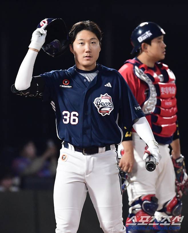 친정 부산 팬들에게 인사하고 있는 두산 추재현.