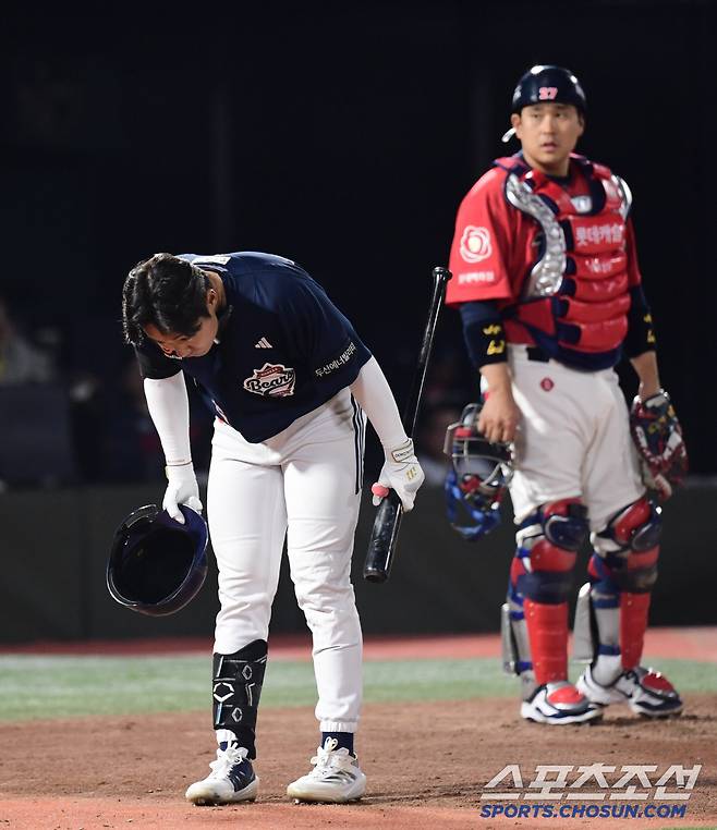 사직구장을 다시 찾은 추재현. 3회 첫 타석에 앞서 부산팬들에게 인사를 하고 있는 추재현.