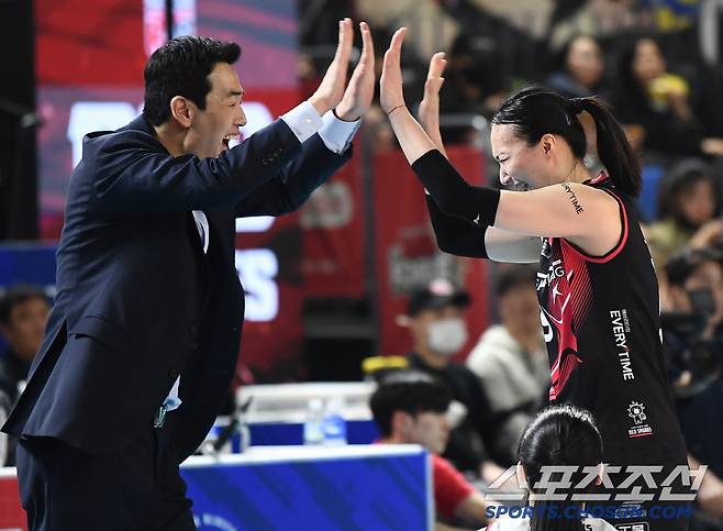 4일 대전 충무체육관에서 열린 여자배구 챔피언결정전 정관장과 흥국생명의 3차전. 정관장 표승주가 블로킹 득점 후 고희진 감독과 환호하고 있다. 대전=정재근 기자 cjg@sportschosun.com/2025.4.4/