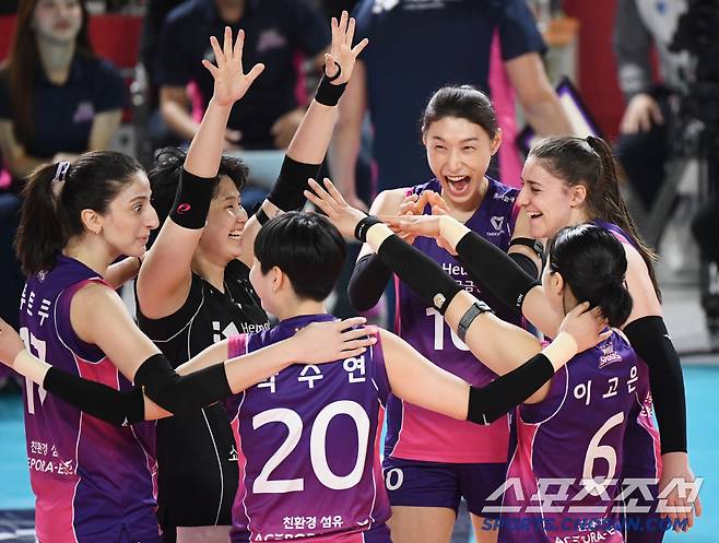 4일 대전 충무체육관에서 열린 여자배구 챔피언결정전 정관장과 흥국생명의 3차전. 김연경이 득점 후 선수들과 함께 환호하고 있다. 대전=정재근 기자 cjg@sportschosun.com/2025.4.4/