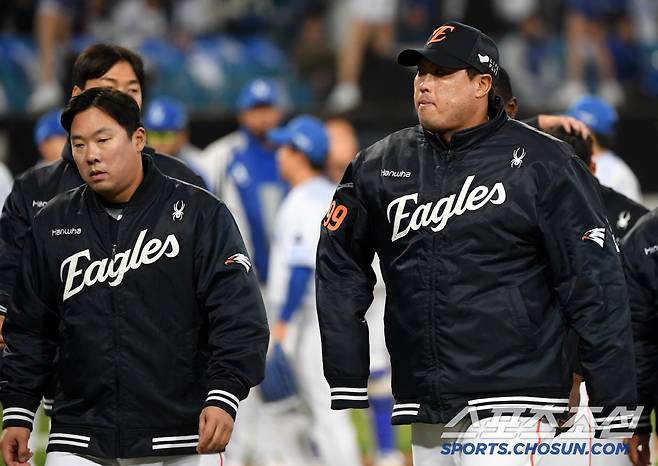 4연패에 빠지자 굳어버린 류현진의 표정.