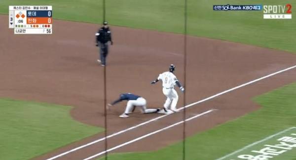 1루에서 아웃 당하는 노시환. ⓒTVING