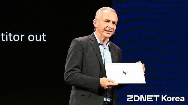 지난 해 퀄컴 컴퓨텍스 기조연설 중 옴니북 14X를 소개하는 엔리케 로레스 HP CEO. (사진=지디넷코리아)