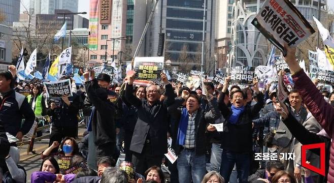 헌법재판소가 윤석열 전 대통령 탄핵 사건에 대해 인용을 선고한 4일 서울 종로구 안국동 일대에서 탄핵에 찬성한 시민들이 헌재의 파면 선고에 환호하고 있다. 조용준 기자