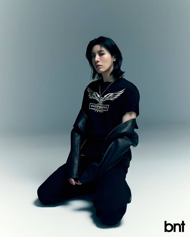 자켓과 팬츠는 레이블리스, 티셔츠는 팍스포팍스, 네크리스는 티링제이 제품.