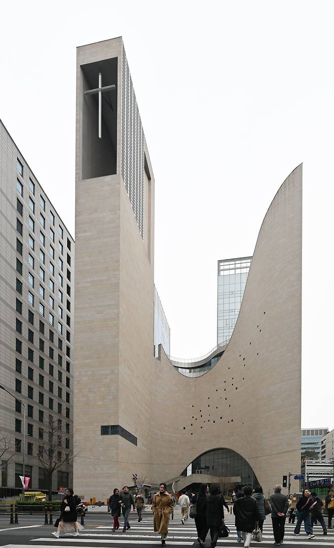 한국 장로교의 ‘어머니 교회’로 불리는 새문안교회 전경. 1887년 언더우드 선교사의 서울 정동 한옥 사랑채에서 시작된 새문안교회는 1910년 현재의 위치로 옮겼으며 지난 2019년 여섯 번째 예배당을 지어 현재에 이르고 있다. /고운호 기자