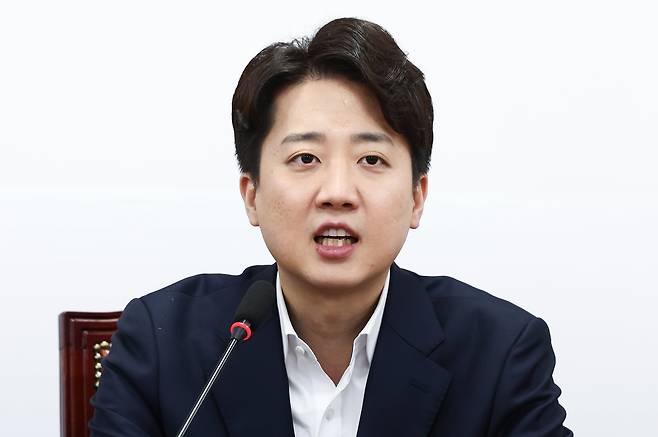 이준석 개혁신당 의원이 4일 오후 서울 여의도 국회에서 열린 최고위원회의에서 발언하고 있다. /뉴스1