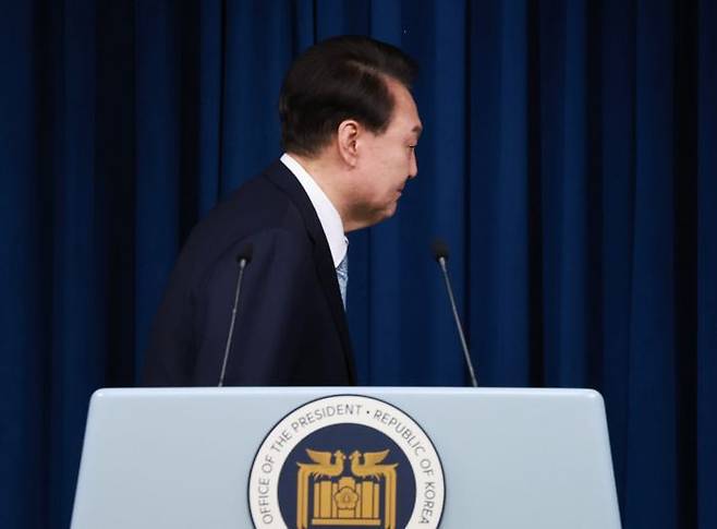 윤석열 대통령이 4일 헌법재판소의 탄핵소추 인용 결정으로 파면됐다. 사진은 지난해 5월 서울 용산 대통령실에서 신임 민정수석 인사 발표 뒤 퇴장하는 윤 전 대통령 ⓒ연합뉴스