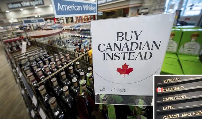 올 2월 캐나다 밴쿠버의 한 주류 상점 진열대에 ‘캐나다산을 구매하세요’라는 문구가 적혀 있다. 이 진열대에는 원래 미국산 위스키가 올려져 있었다. 도널드 트럼프 미국 대통령의 지속적인 캐나다에 대한 비하 및 주권 침해 발언으로 인해 캐나다에선 최근 반미 감정이 고조되고 있다. 캐나다에선 ‘아메리카노’를 ‘캐나디아노’로 부르는 카페도 많아지고 있다(작은 사진). 밴쿠버=AP 뉴시스·사진 출처 ‘X’