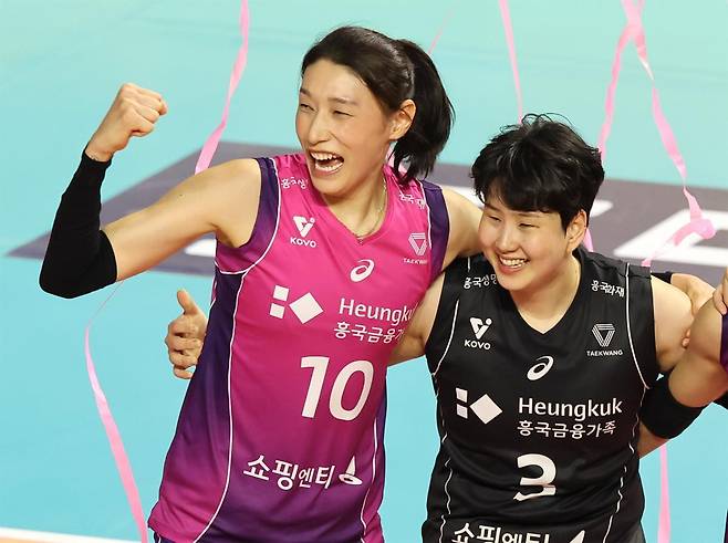 흥국생명 김연경(왼쪽)이 2일 안방인 인천 삼산체육관에서 열린 정관장과의 프로배구 여자부 챔피언결정전 2차전에서 22점을 올리며 팀의 역전승을 이끈 뒤 동료들과 기뻐하고 있다. 안방에서 열린 1, 2차전을 모두 잡은 흥국생명은 1승만 더하면 챔피언 자리에 오른다. 인천=뉴스1