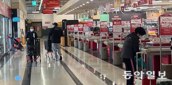 2일 오전 11시 서울 중랑구 홈플러스 면목점을 방문한 소비자들이 장을 보고 있다. 이날 매장은 세일 행사 기간임에도 비교적 한산한 모습이었다. 김다연 기자 damong@donga.com