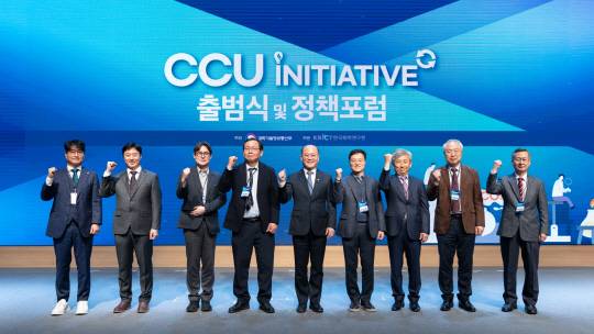 이창윤(왼쪽 다섯번째)과기정통부 1차관은 4일 오전 서울 과학기술회관에서 열린 'CCU 이니셔티브' 출범식에서 주요 인사들과 기념촬영을 하고 있다. 과기정통부 제공