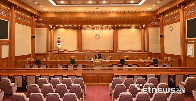 윤석열 대통령에 대한 헌법재판소의 탄핵 심판 선고일을 하루 앞둔 3일 서울 종로구 헌법재판소 대심판정에 긴장감이 감돌고 있다. 2025.04.03 사진공동취재단