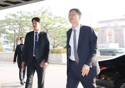 문형배 헌법재판소장 권한대행이 윤석열 대통령 탄핵심판 선고기일인 4일 서울 종로구 헌법재판소로 출근하고 있다. (사진=연합뉴스)