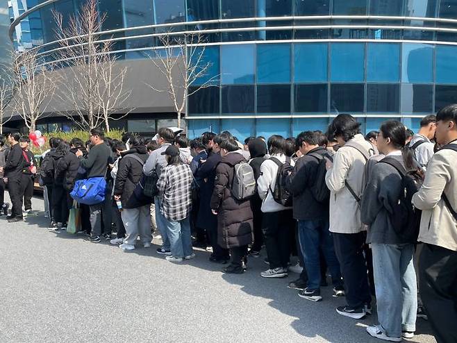 아침부터 엄청난 대기열이 이어졌다