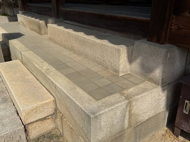 한정당 바닥을 타일로 마감한 모습