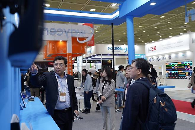 지난달 20일 키메스2025 개막식 당시 웨이센 부스를 방문한 정병규 국무조정실 규제혁신기획관(오른쪽 끝)과 자사 제품을 설명 중인 김경남 웨이센 대표(왼쪽 끝). 웨이센 제공.